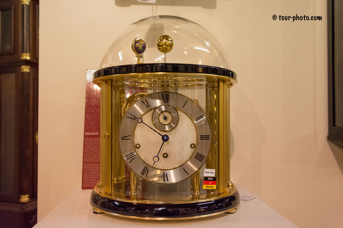 В музее часов на экспонатах представлены