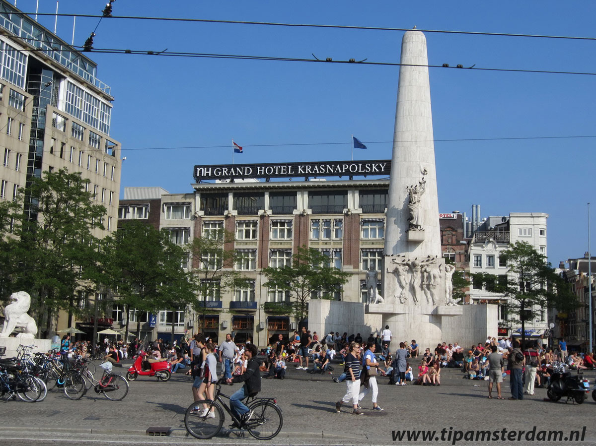 Площадь дам. Европейские памятники на площадях. Dam Square. Роял Палас национальный монумент в Амстердаме. Памятник на центральной площади Амстердама в виде пениса.